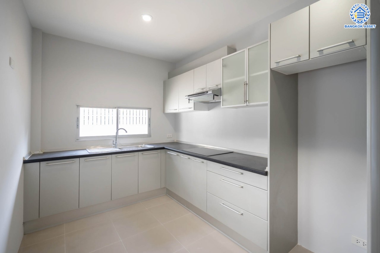 บ้านมือสองตกแต่งใหม่ ม.โนเบิลจีโอ วัชรพล ดีไซน์สุดโดดเด่น เนื้อที่ 65.2 ตร.ว. ฟังก์ชันจัดเต็ม 3 ห้องนอน 5 ห้องน้ำ (ห้องนอนทุกห้องมีห้องน้ำในตัว) 1 ห้องแม่บ้าน จอดรถได้ 2 คัน บนทำเลเดินทางสะดวก ใกล้เซ็นทรัลรามอินทรา, ห้าแยกวัชรพล, จุดขึ้นทางด่วน "ฉลองรัช" และรถไฟฟ้าสายสีชมพู "สถานีวัชรพล"